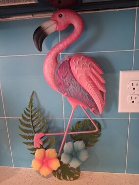 NWOT--PAINTED METAL AND FAUX STAINED GLASS TROPICAL PINK FLAMINGO WALL DECOR!